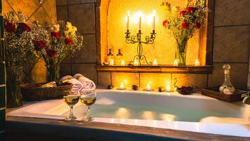 Jetted tub, hair dryer, towels