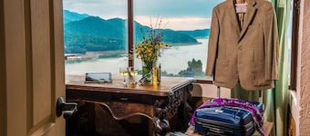 Suite w/Amazing view, home office and comfort,  close to most amenities