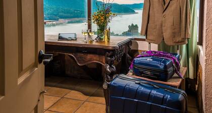 Suite w/Amazing view, home office and comfort, close to most amenities