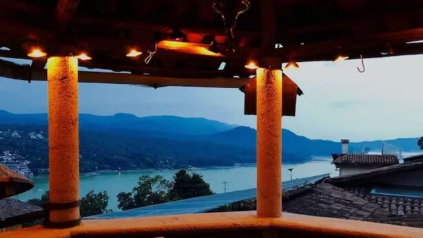 A terrace with a view of a river and mountains. - Best Price Suite w/ bathroom, terrace, peaceful and private (Valle de Bravo)