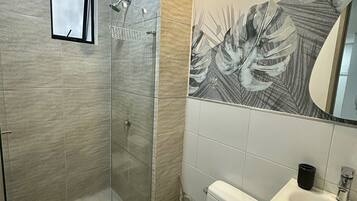 Een haardroger, handdoeken, zeep, toiletpapier