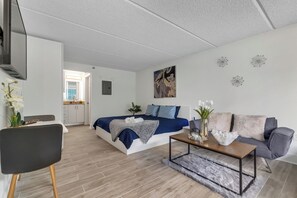 2 bedrooms, iron/ironing board, WiFi, bed sheets - Cozy & Luxe King Suite - 5 Minutes to Walt Disney! Free Parking  (Kissimmee)