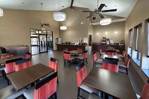 Restaurant - Super 8 by Wyndham Alexandria LA (Alexandria)