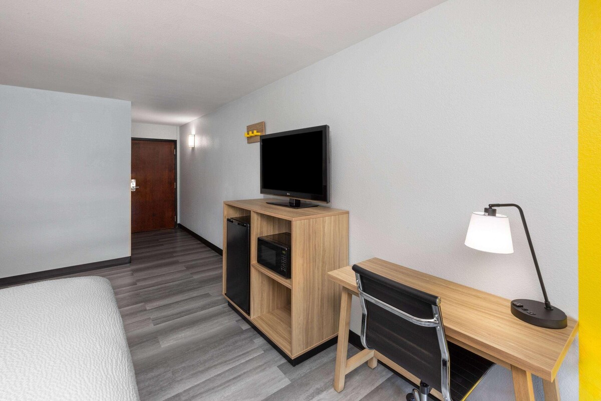 1 King Bed, Hearing Impaired Accessible Room, Tub w/Grab Bar, Non-Smoking