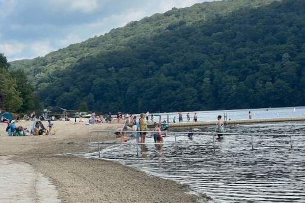 Chaises longues, serviettes de plage
