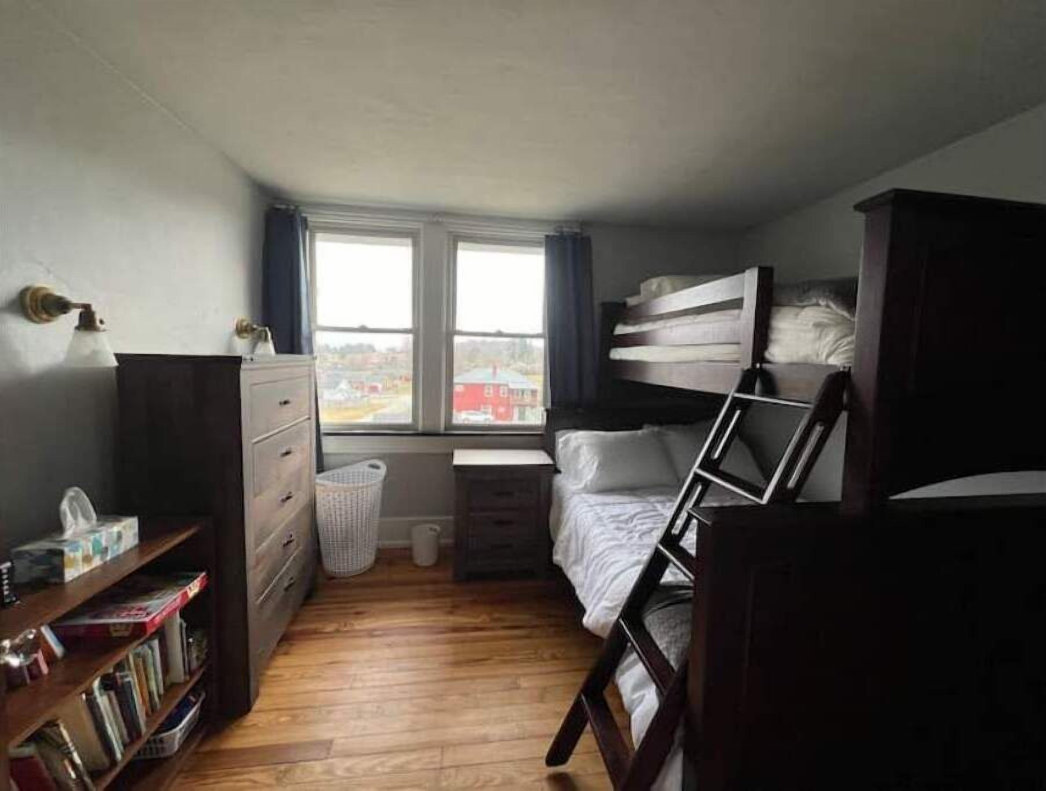 3 chambres, bureau, fer et planche à repasser, lit parapluie