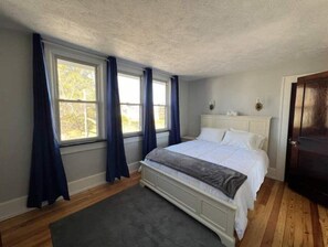 3 bedrooms, desk, iron/ironing board, travel crib