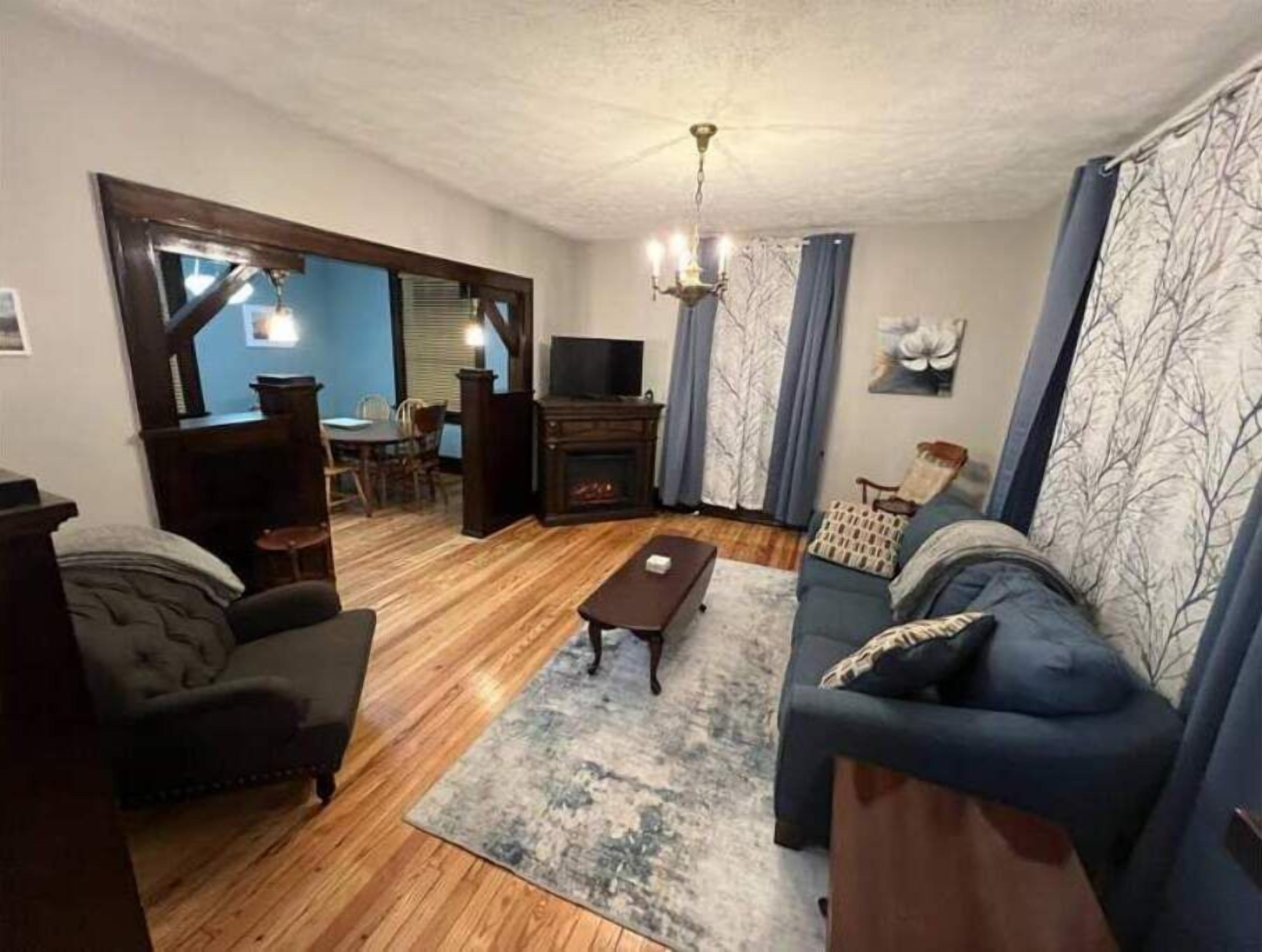 Una Smart TV, una chimenea, libros, una biblioteca de música