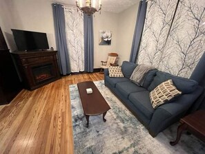 Älytelevisio, takka, kirjoja, musiikkikirjasto