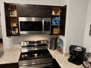 Geladeira, micro-ondas, fogão, cooktop