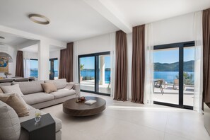 Luxury-Villa | Wohnbereich | 55-Zoll-LCD-Fernseher mit Digitalempfang