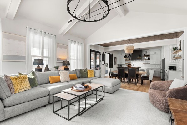 Smart-tv, eldstad och kontor