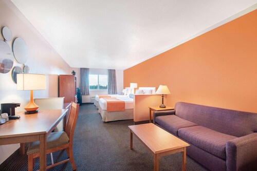Howard Johnson by Wyndham Oacoma Hotel and Suites