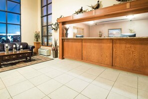 Lobby - Howard Johnson by Wyndham Oacoma Hotel and Suites (Oacoma)