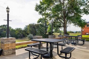 Outdoor dining - Howard Johnson by Wyndham Oacoma Hotel and Suites (Oacoma)