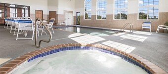 Howard Johnson by Wyndham Oacoma Hotel and Suites