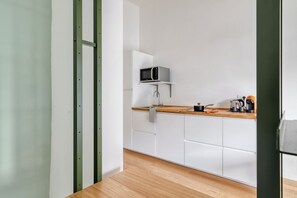 Réfrigérateur, micro-ondes, plaque de cuisson, cafetière/bouilloire