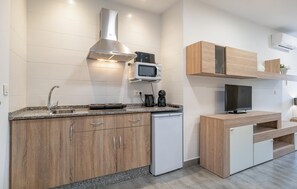 Kjøleskap og kokeplater