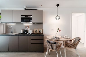Kühlschrank, Mikrowelle, Herdplatte, Geschirrspüler