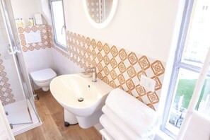 シャワー、ヘアドライヤー、ビデ