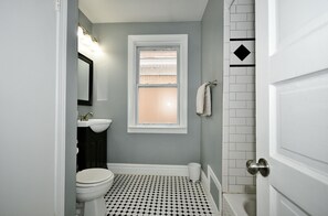 Serviettes fournies, savon, papier toilette