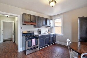 Microwave, oven, stovetop - Peaceful Getaway in a Quiet Walking Neighborhood (Pittsburgh)