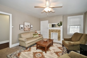 Smart TV - Peaceful Getaway in a Quiet Walking Neighborhood (Pittsburgh)
