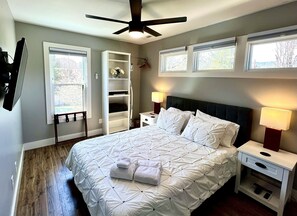 3 habitaciones, escritorio y tabla de planchar con plancha 