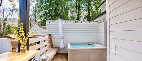 Outdoor spa tub