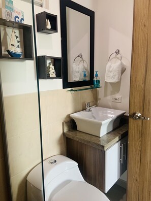Doccia, asciugamani, sapone, carta igienica