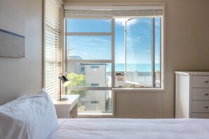 2 bedrooms, iron/ironing board, WiFi