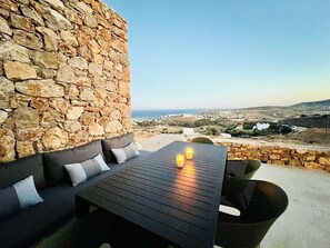 Outdoor dining - Flouria House - House with magnificent view of the Aegean Sea (Paros)