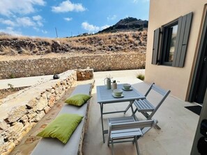 Outdoor dining - Flouria House - House with magnificent view of the Aegean Sea (Paros)
