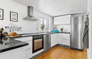Fridge, stovetop, dishwasher, coffee/tea maker - Amazing home in Otterup with kitchen (Otterup)
