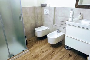 Dusche, Haartrockner, Handtücher