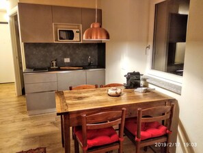 Geladeira, micro-ondas, cafeteira/chaleira, chaleira elétrica