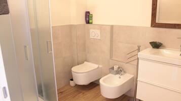 Douche, sĂšche-cheveux, serviettes fournies