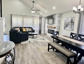 Televisie en een open haard