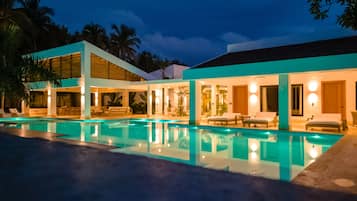 Outdoor pool, free pool cabanas