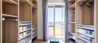 Cozy apartment of 85 sqm located on the fifth floor of a building with lift (5 steps to access), can accommodate up to 4 people.The property is located in a prestigious area: just 270 m from the Naval Academy and 300 m from the promenade of Viale Italia.