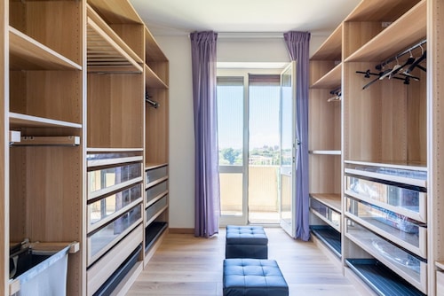 GuestHost - Cozy apartment of 85 sqm located on the fifth floor of a building with lift (5 steps to access), can accommodate up to 4 people.The property is located in a prestigious area: just 270 m from the Naval Academy and 300 m from the promenade of V