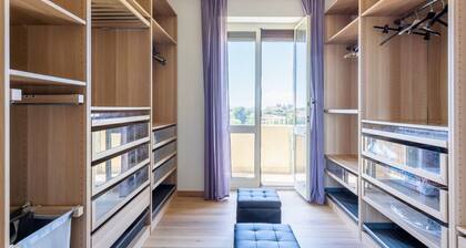 GuestHost - Cozy apartment of 85 sqm located on the fifth floor of a building with lift (5 steps to access), can accommodate up to 4 people.The property is located in a prestigious area: just 270 m from the Naval Academy and 300 m from the promenade of V