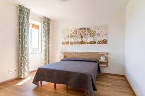 2 bedrooms, iron/ironing board, Internet