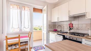 Frigorifero, microonde, forno, piano cottura