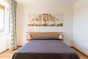 2 bedrooms, iron/ironing board, internet