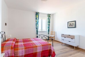 2 makuuhuonetta, silitysrauta/-lauta, internet