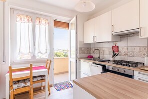 Een koelkast, een microgolfoven, een oven, een kookplaat