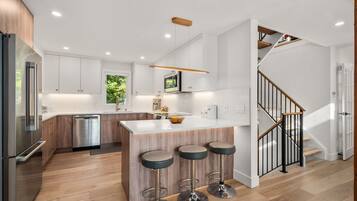 Een microgolfoven, een oven, een kookplaat, een vaatwasser