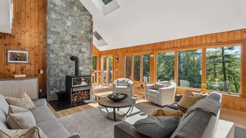 Televisie en een open haard