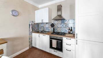 Frigorifero, forno, piano cottura, lavastoviglie